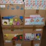 lot de loisirs creatifs boites, stickers, fleurs, perles, colles paillettes, rafia….