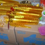lot de vaisselle plastique pichets, plateaux, assiettes, etc……….
